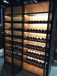 IKS ONLY con estante luminosos IKS ONLY con estante luminosos